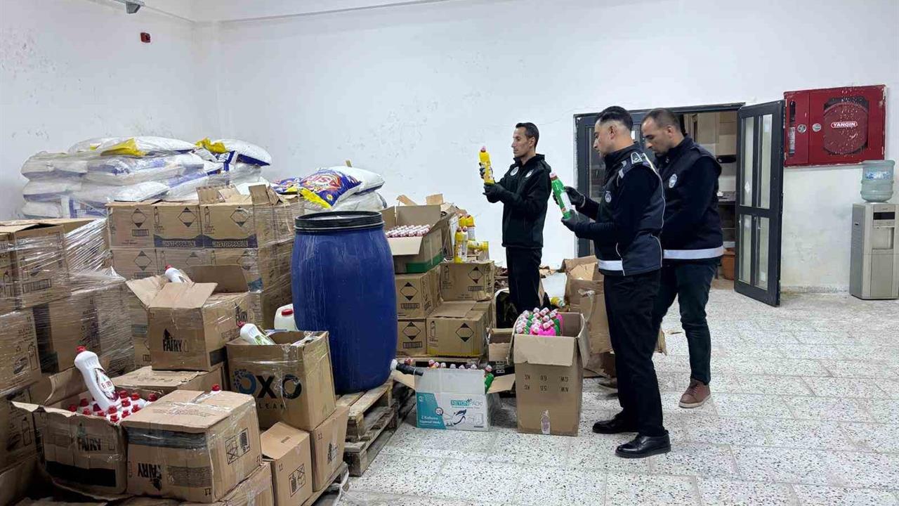 Şanlıurfa Eyyübiye'de Sahte Deterjan Depolarına Yapılan Baskında Çok Sayıda Malzeme Ele Geçirildi