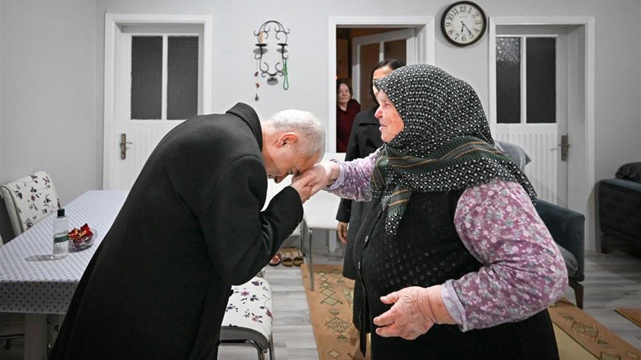 Kırklareli Merkez ilçesinde Vali Turan, şehit annesinin elini öptü