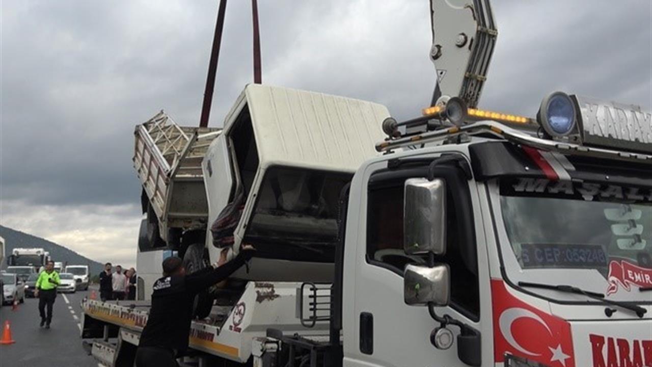 Muğla Milas-Bodrum Karayolu'nda yolcu otobüsü ile kamyonetin çarpışması sonucu 2 kişi yaralandı.