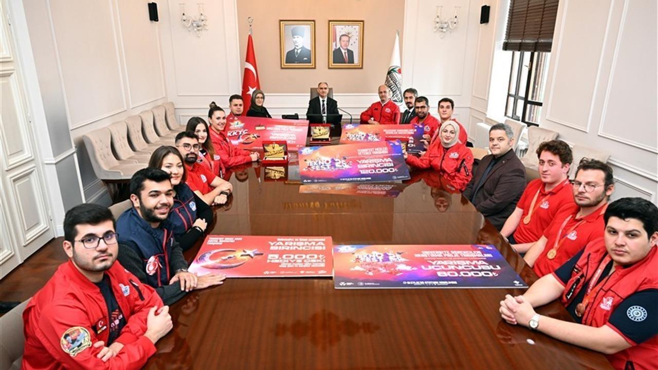 Manisa'da Vali Özkan, TEKNOFEST'te Derece Alan MCBÜ Öğrencilerini Tebrik Etti