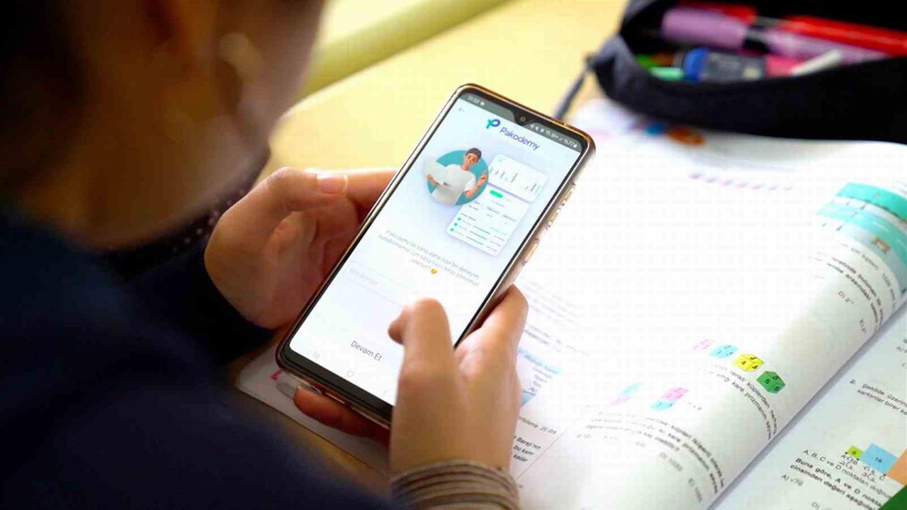 Aliağa'da Üniversiteye Hazırlanan Öğrencilere Ücretsiz Dijital Destek Sağlanacak