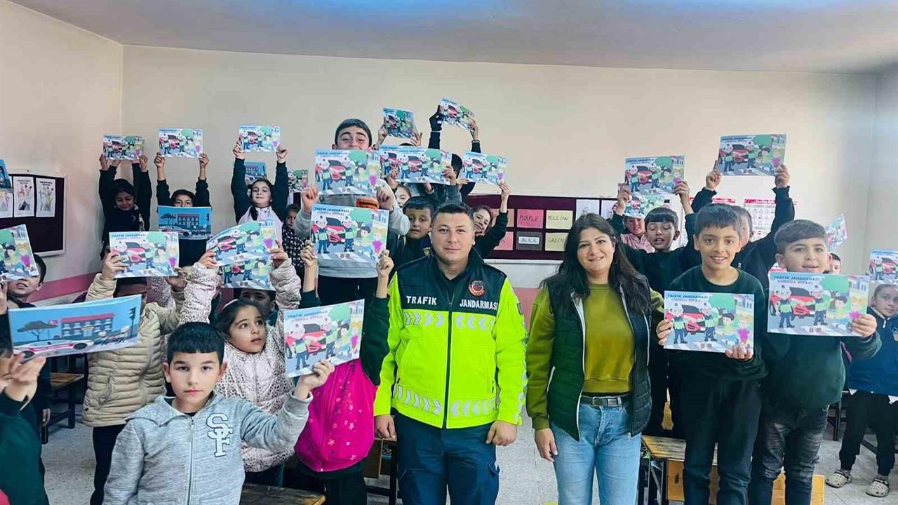 Adana Pozantı'da Hamidiye İlkokulu Öğrencilerine Trafik Eğitimi Uygulandı