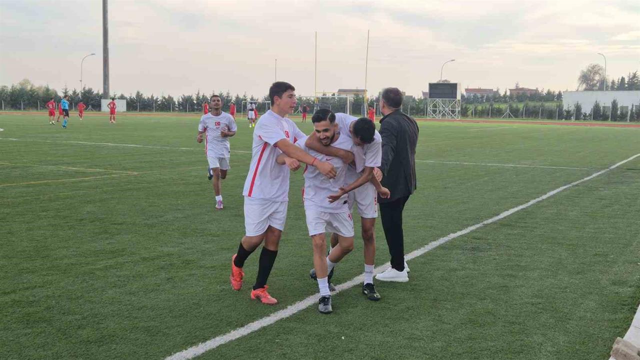 Tekirdağ'da Roman Gençler Dostluk Maçında Bir Araya Geldi