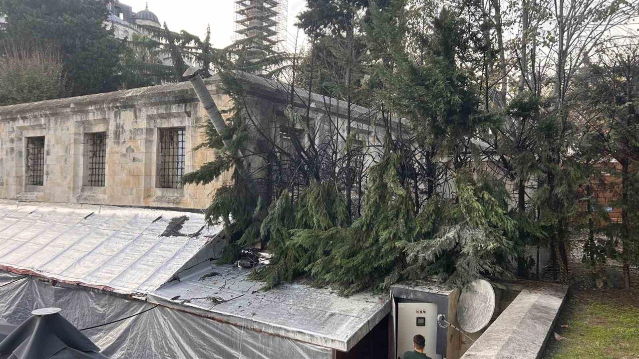 İstanbul Sultanahmet'deki Tarihi Camii Altındaki Çarşıda Yangın Meydana Geldi