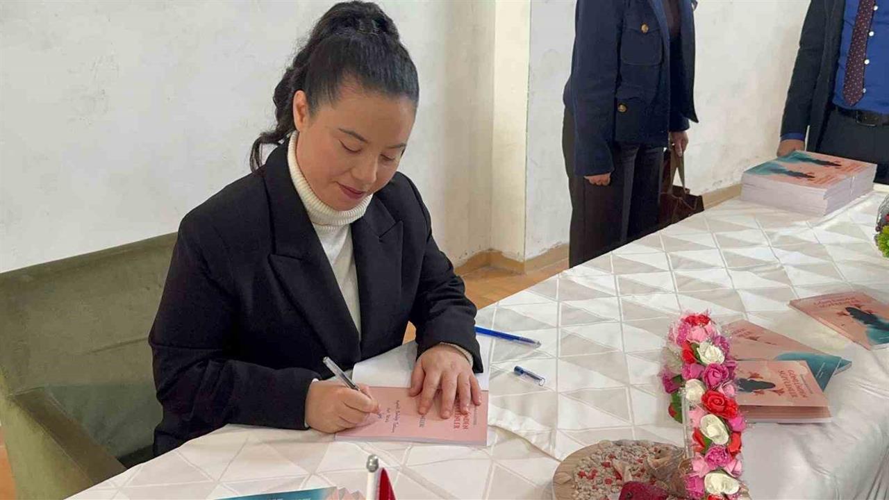 Zonguldak Alaplı'da Engelli Ümmühan Kalender, İlk Kitabını Cumhurbaşkanı Erdoğan’a Yazdı.