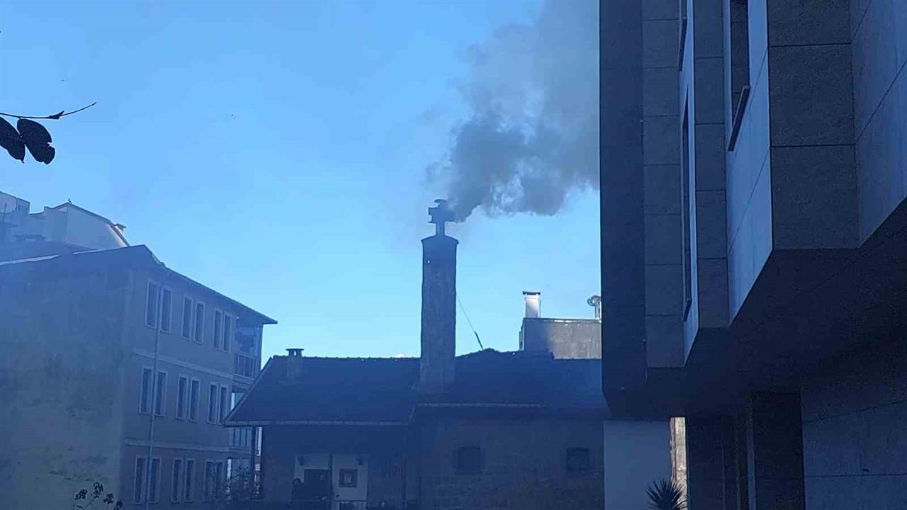 Rize Merkez'de Bir Lokantada Meydana Gelen Baca Yangınında Yoğun Duman Yükseldi