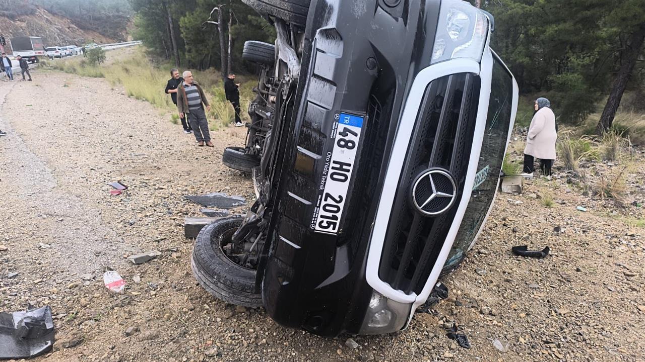 Muğla Fethiye Karayolu'nda Yağış Nedeniyle Meydana Gelen Minibüs Kazasında 3 Yaralı Bulundu.