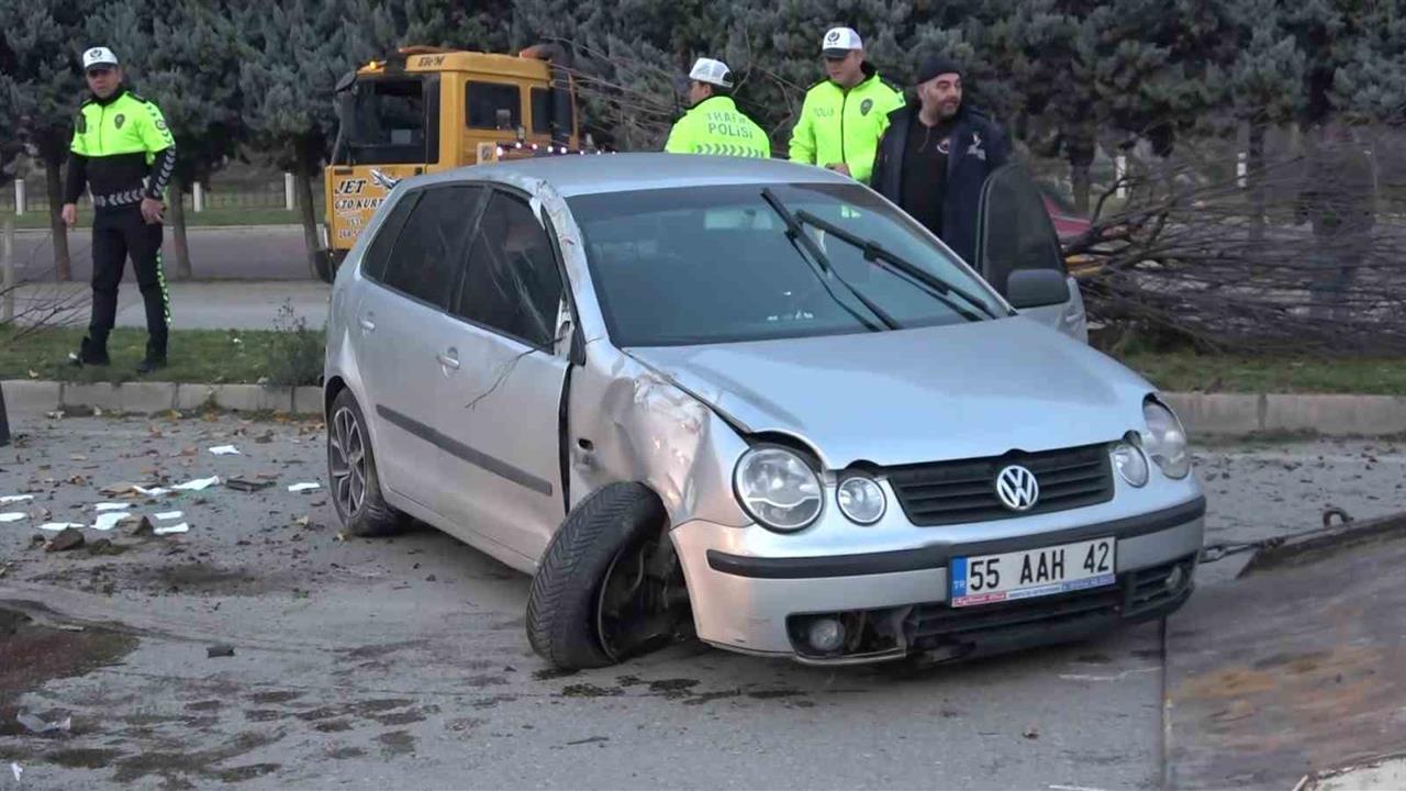 Amasya Merkez'de İki Otomobilin Çarpışması Sonucu 3 Kişi Yaralandı