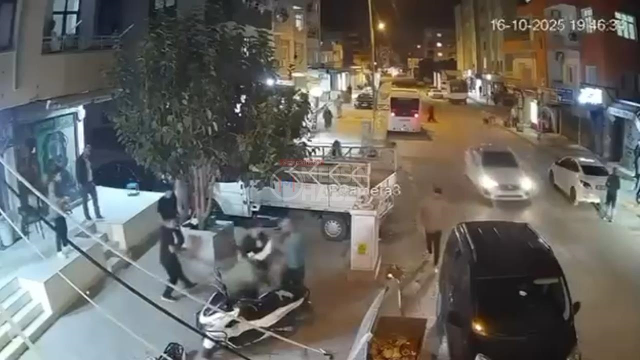 Tarsus’ta Cadde Ortasında Tekmeler Yumruklar Havada Uçuştu: Kavga Kamerada!