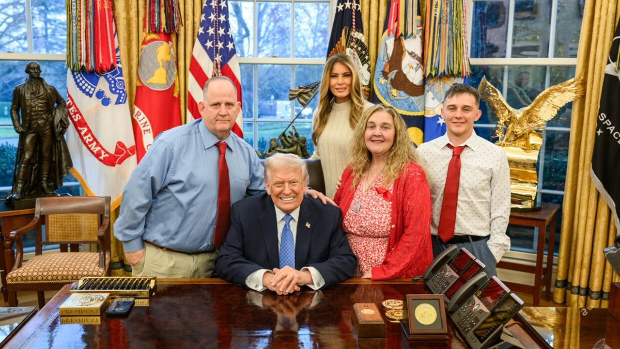 Trump, Washington'da Silahlı Saldırıdan Yaralı Askerin Ailesini Ağırladı