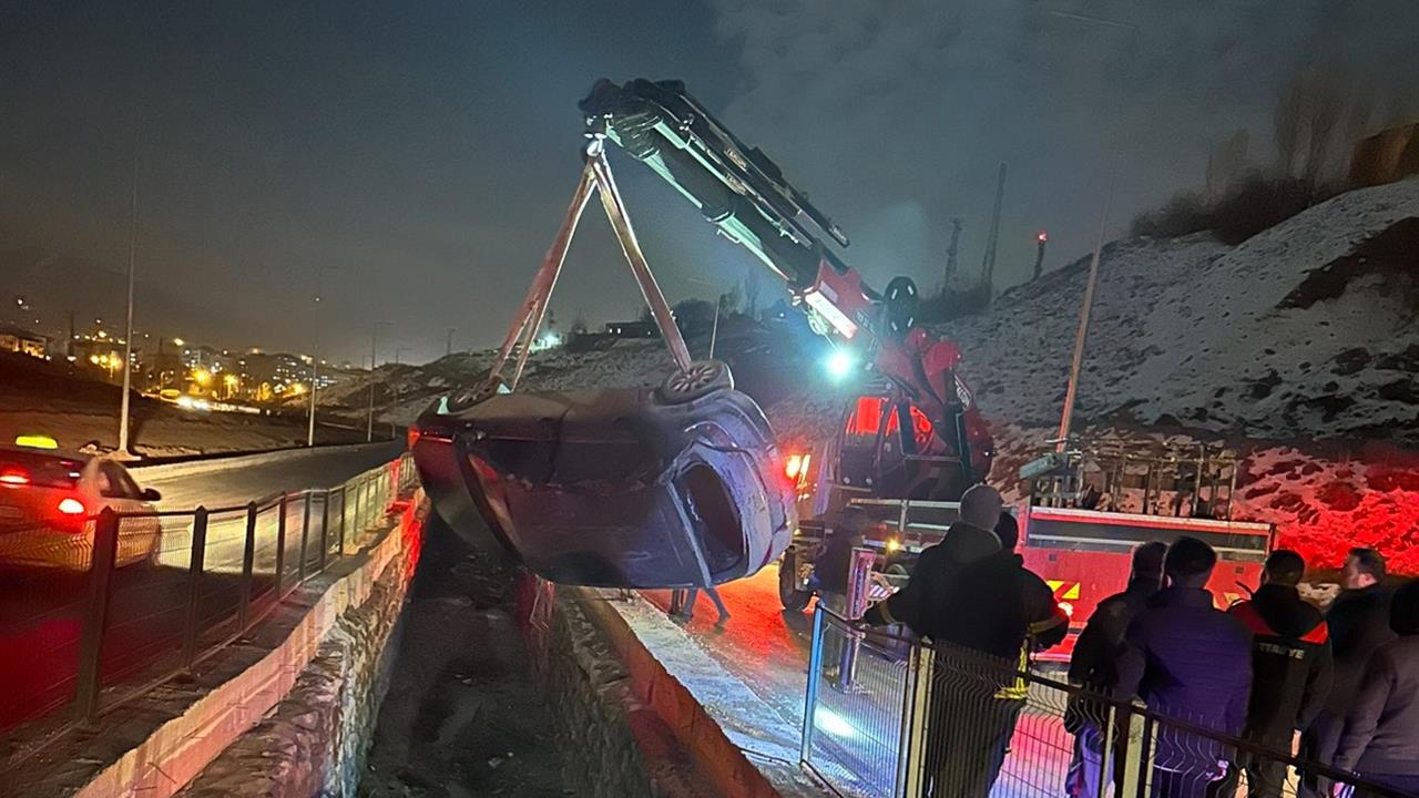 Hakkari Yüksekova'da Kontrolden Çıkan Otomobil Su Kanalına Düşerek Sürücüyü Yaraladı