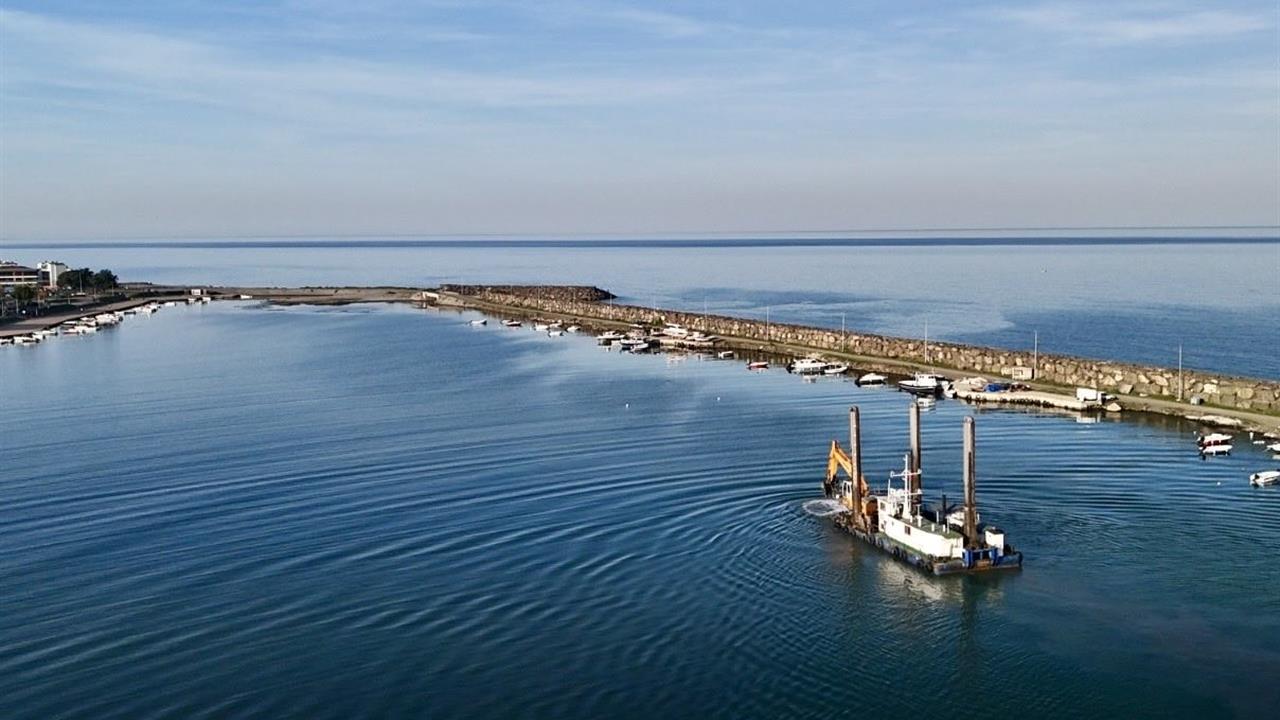 Samsun Büyükşehir Belediyesi, Kurupelit Marina'da Deniz Temizliği Gerçekleştirdi