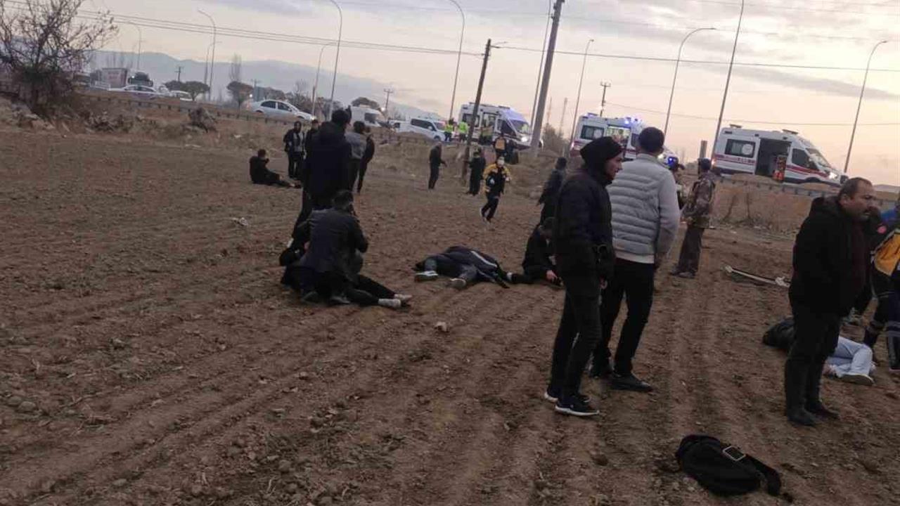 Afyonkarahisar Özburun'da Gerçekleşen Midibüs ve Kamyonet Çarpışmasında 17 Kişi Yaralandı