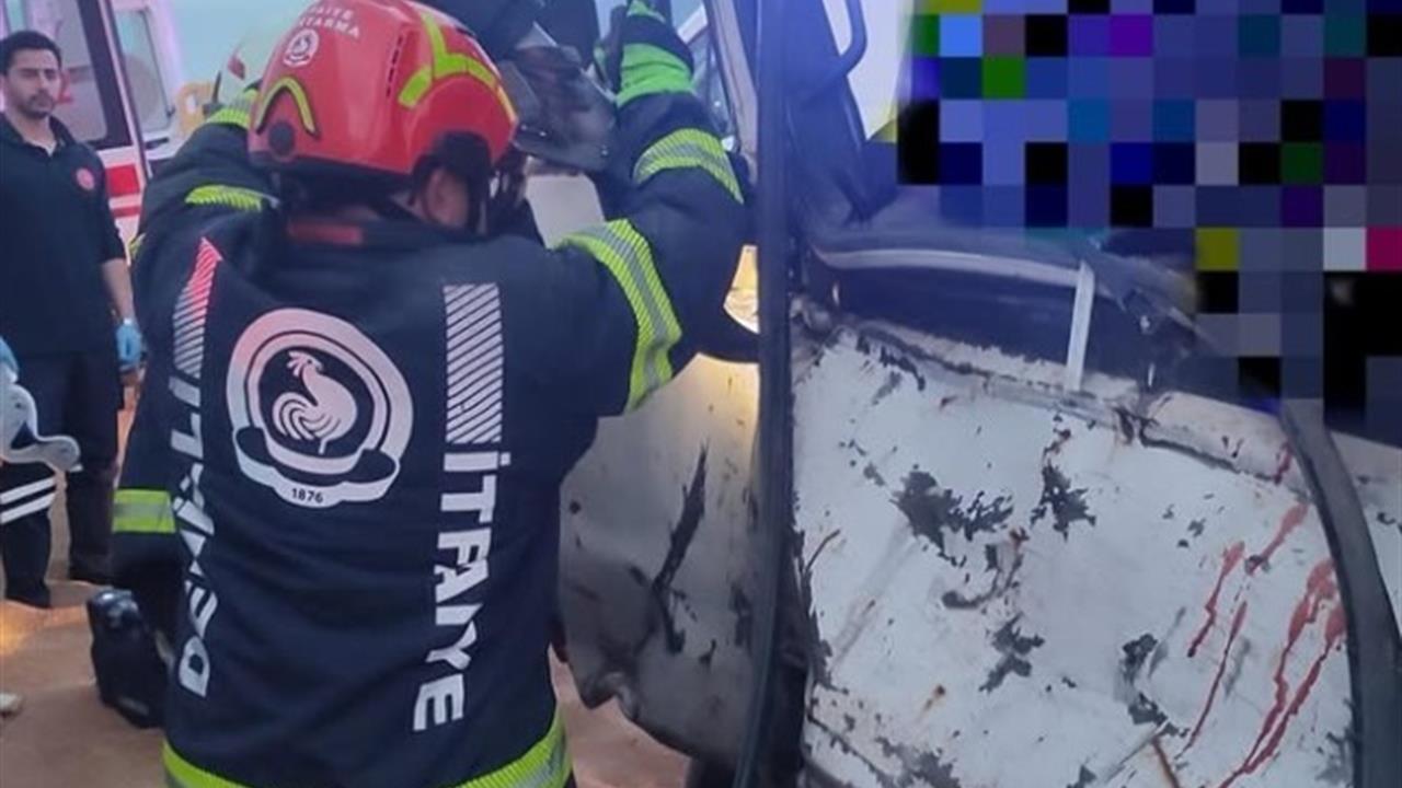 Denizli Pamukkale'de Kontrolden Çıkan Kamyonet Tıra Çarptı, 2 Yaralı