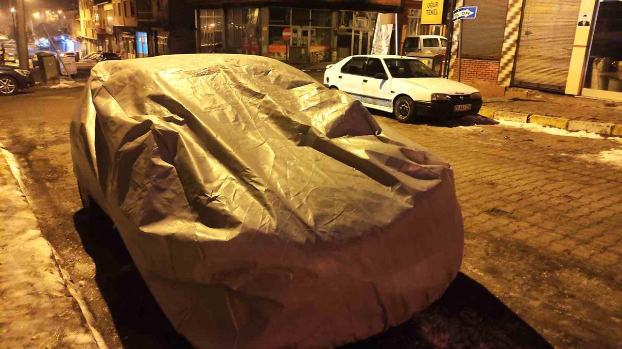 Ardahan'da Dondurucu Soğuk Hava Nedeniyle Araçlar Battaniye ile Korunuyor