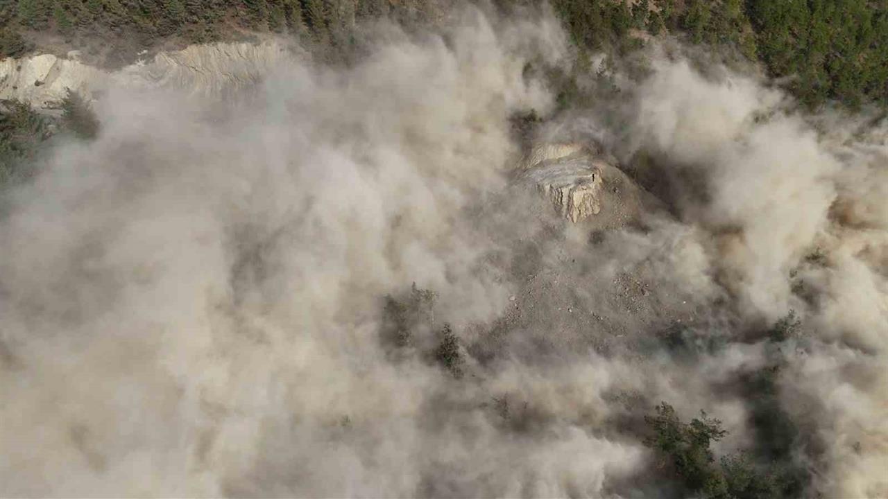 Adana Feke'de Yol Genişletme Çalışmaları Patlayıcı Kullanılarak Yapıldı