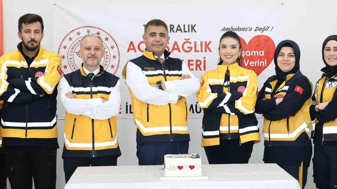 Düzce'de Vali Selçuk Aslan, Acil Sağlık Hizmetleri Haftası'nda Ambulans Servisi'ni ziyaret etti.
