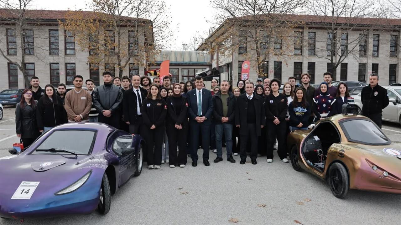 Kütahya'da Başkan Kahveci, DPÜ Alternatif Enerjili Araç Ekibini Ziyaret Etti