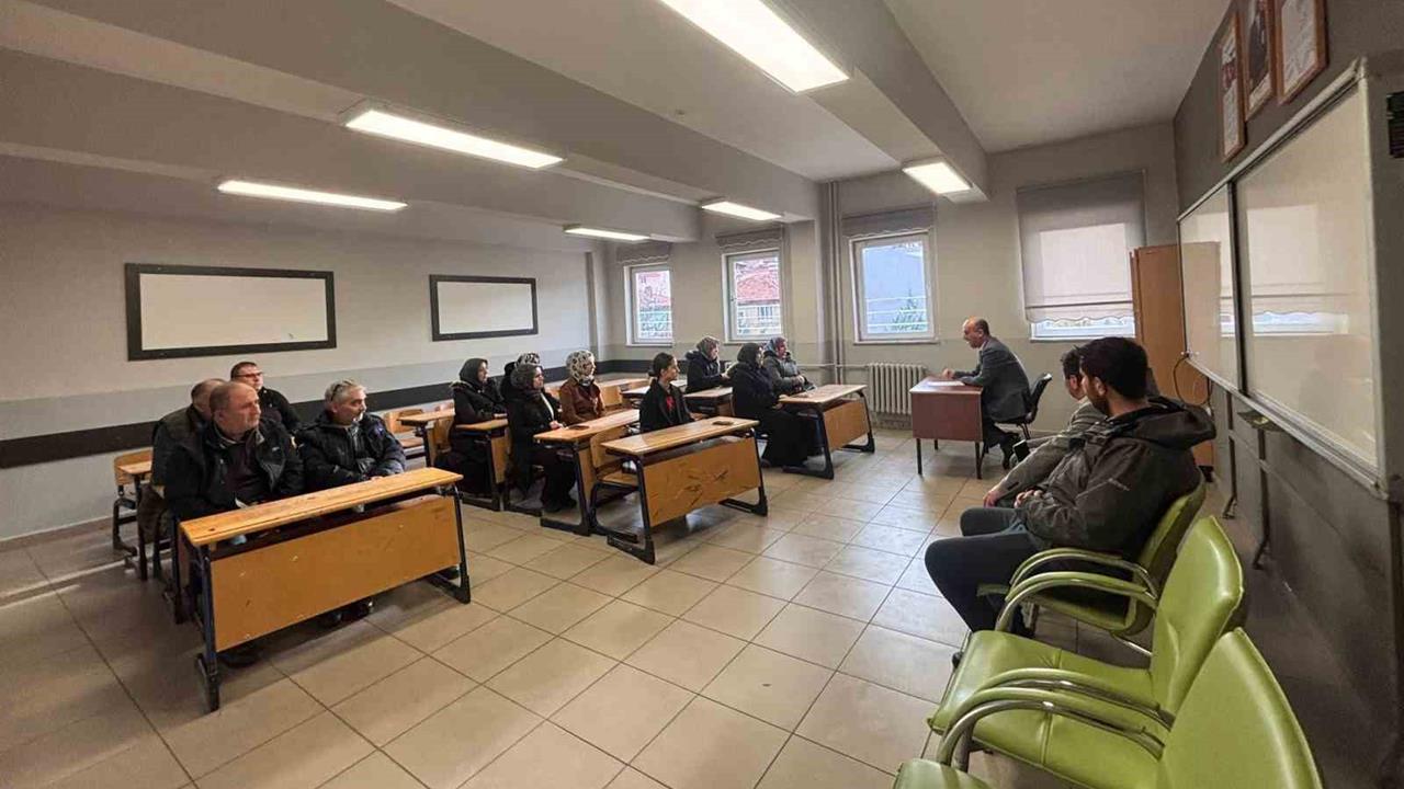 Kütahya'da Müdür Kilitci, Velilerin Öğrenci Başarısındaki Önemine Dikkat Çekti