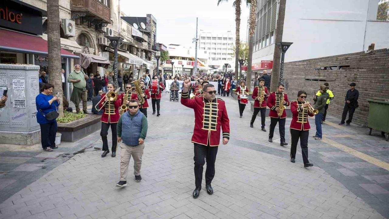 Mersin'de Engelliler Meclisi'nin Düzenlediği Yürüyüşle Topluma Farkındalık Mesajı Verildi