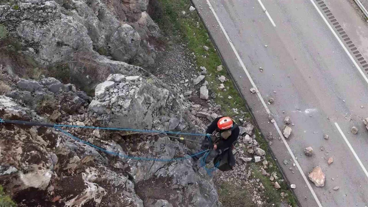 Amasya Merkez'de Riskli Kaya Parçaları Sökülerek Yol Güvenliği Sağlandı