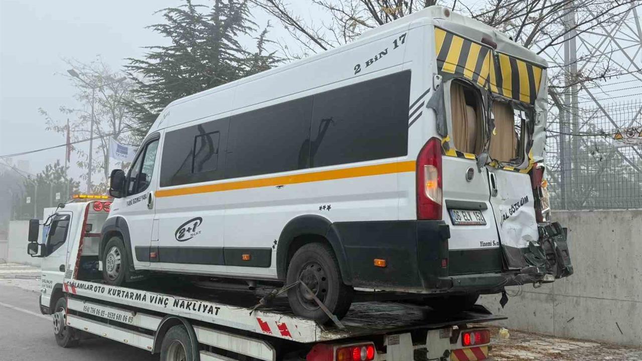 Afyonkarahisar Emirdağ'da Öğrenci Servisi, Tır ve Hafif Ticari Araçla Çarpıştı, 20 Yaralı