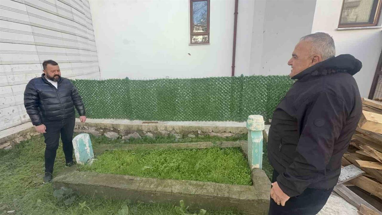 Tokat Merkez'de Binaların Arasında Kalan Türbe Bakımsızlıktan Yakınıyor