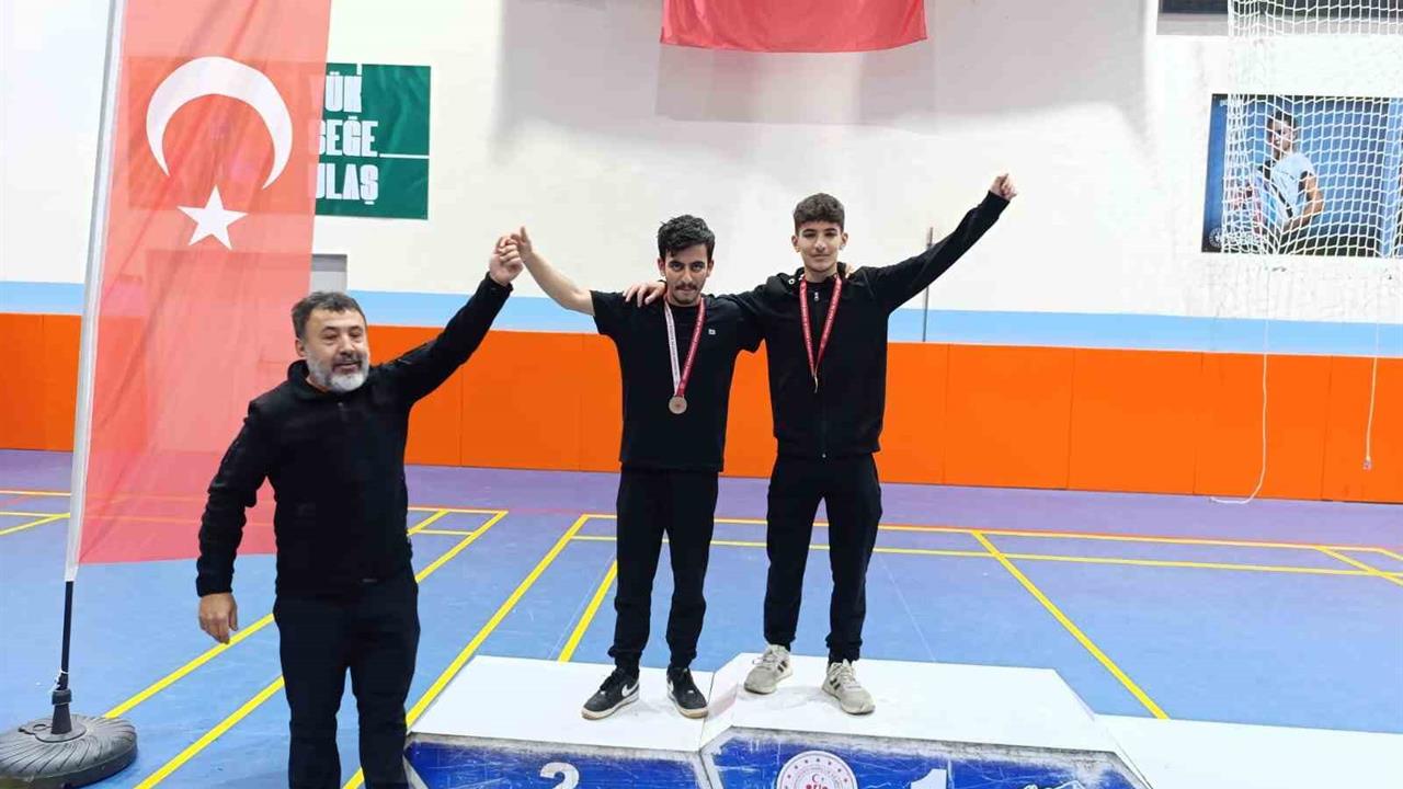 Mudanya'da Güreş İl Birinciliği Müsabakalarında Mudanya Anadolu İmam Hatip Lisesi Birinci Oldu