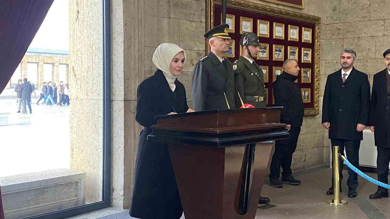 Aile ve Sosyal Hizmetler Bakanı Mahinur Özdemir Göktaş, Anıtkabir'i ziyaret etti.