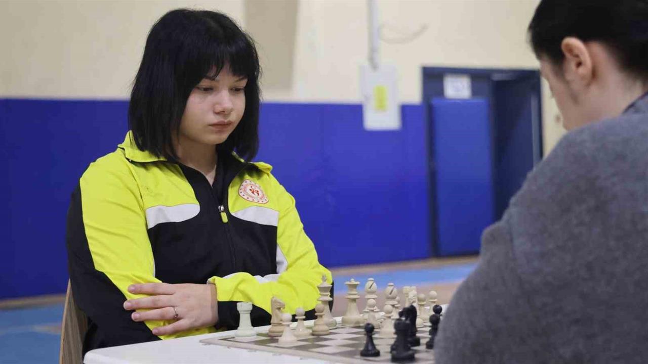 Aydın'da Gençlik ve Spor İl Müdürlüğü Tarafından Düzenlenen Satranç Turnuvası Başladı