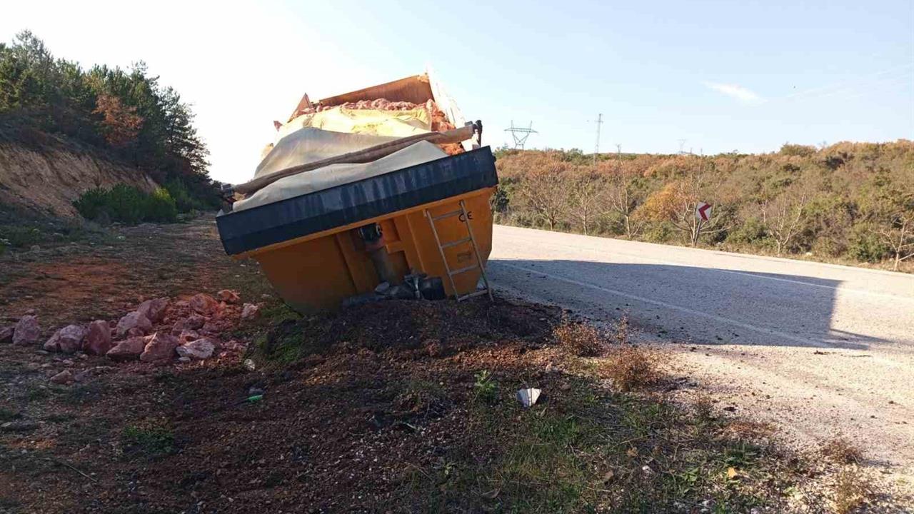 Bilecik Gölpazarı'nda Seyir Halindeki Tırın Dorsesi Koptu