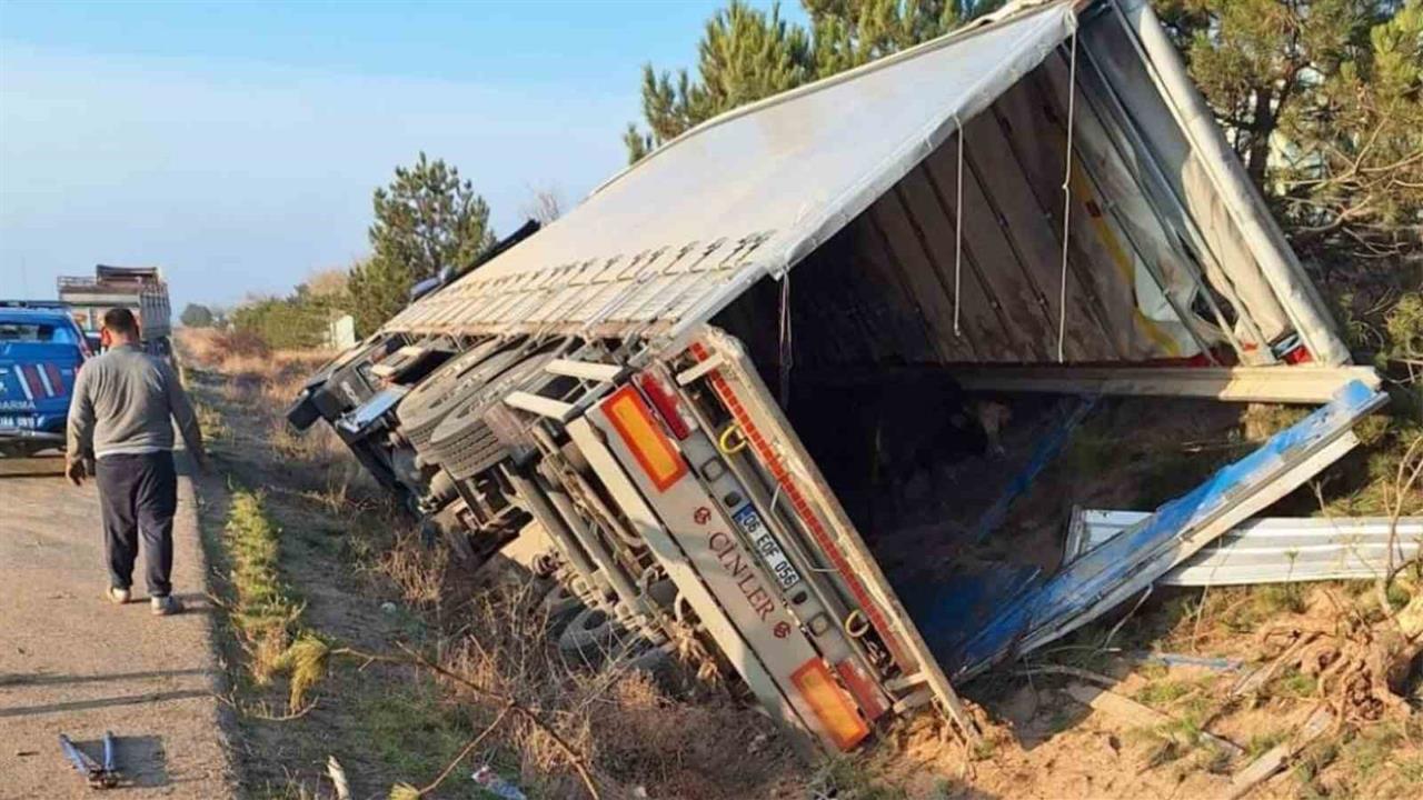 Kırıkkale Merkez'de Meydana Gelen Tır Kazasında 5 Büyükbaş Hayvan Telef Oldu