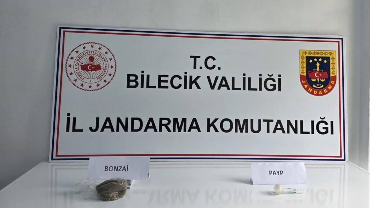Bilecik Bozüyük'te Jandarma Ekibinin Durdurduğu Araçta Uyuşturucu Bulundu