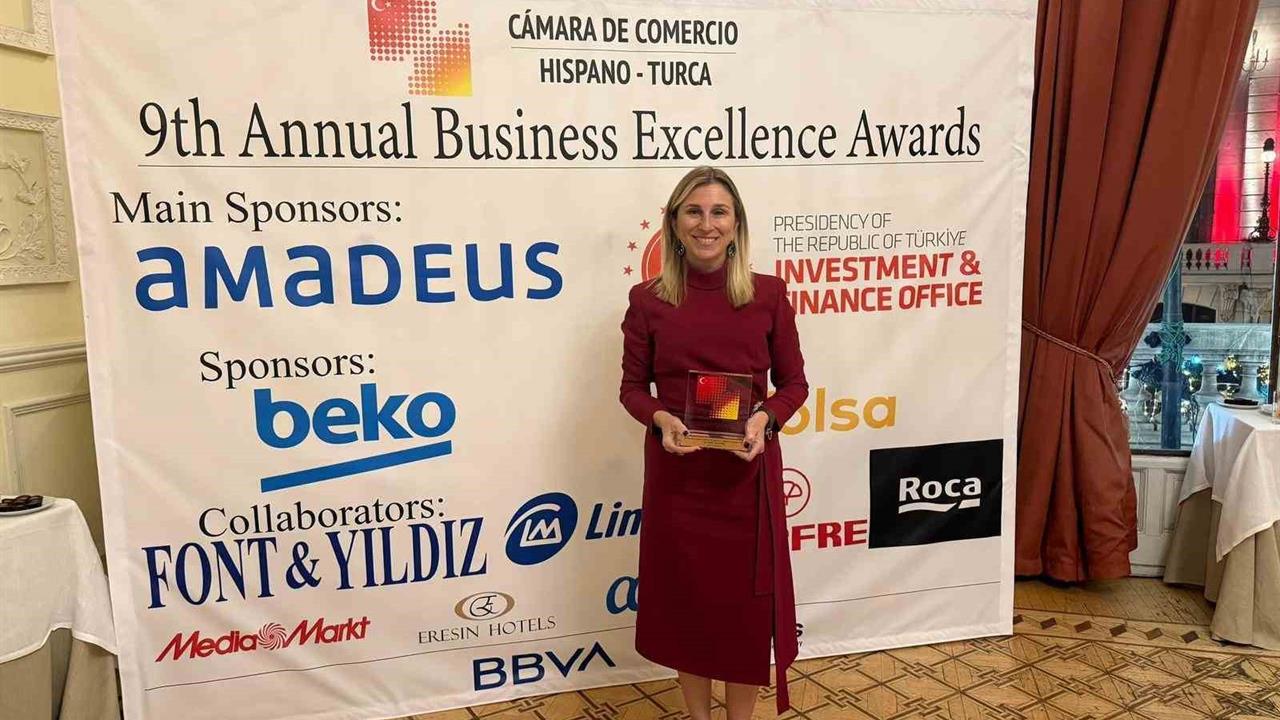 İstanbul'da Limak Holding Yönetim Kurulu Başkanı Ebru Özdemir, İspanya'dan 'Mesleki Liyakat Ödülü' ile ödüllendirildi.