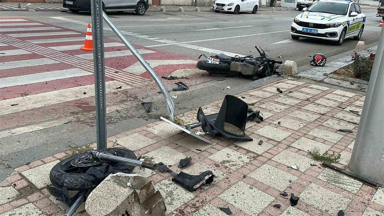 Karaman'da Servis Minibüsüyle Çarpışan Motosiklet Sürücüsü Ağır Yaralandı