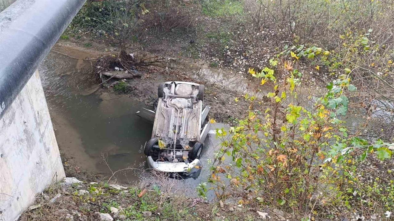 Bursa İnegöl'de meydana gelen kazada otomobil dereye uçtu, sürücü yaralandı.