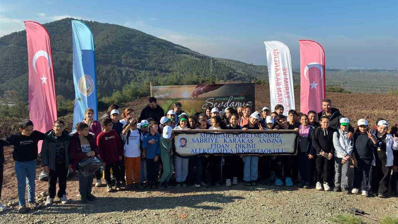 Bursa Gemlik'te Öğrenciler, Vefat Eden Öğretmenleri İçin 120 Fidan Dikti