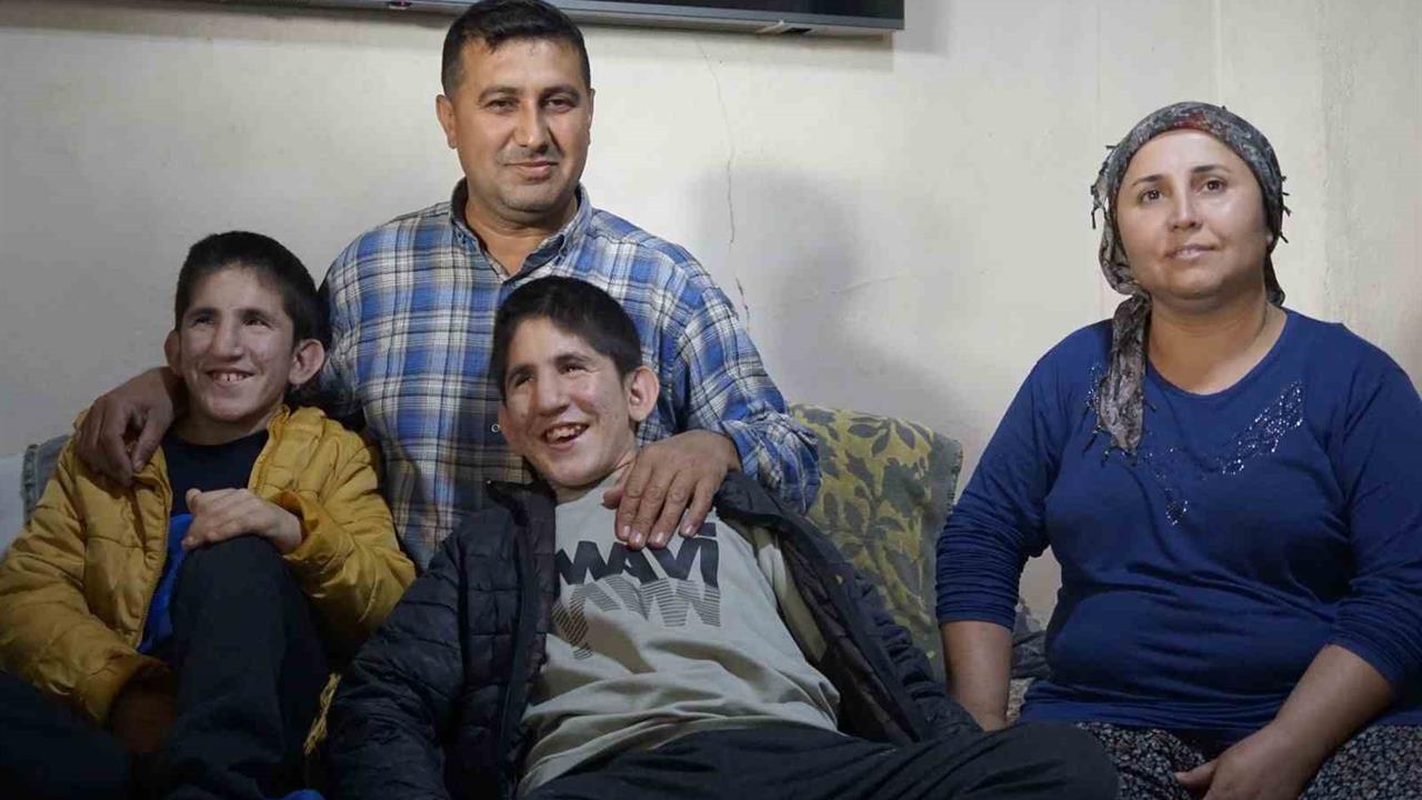 Denizli'de 13 Yaşındaki İkizler Kromozom 4q Delesyon Sendromu ile Mücadele Ediyor