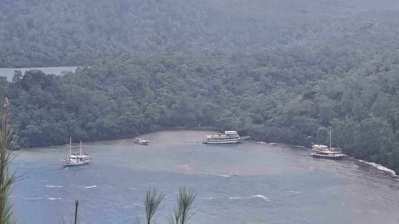 Marmis İlçesinde Fırtına ve Sağanak Nedeniyle 3 Tekne Karaya Oturdu