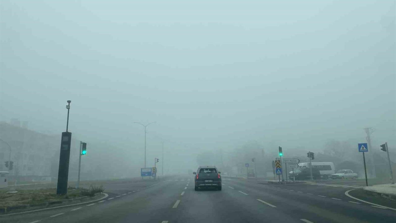 Çorum Osmancık'ta Yoğun Sis Nedeniyle Görüş Mesafesi 30 Metreye Düştü