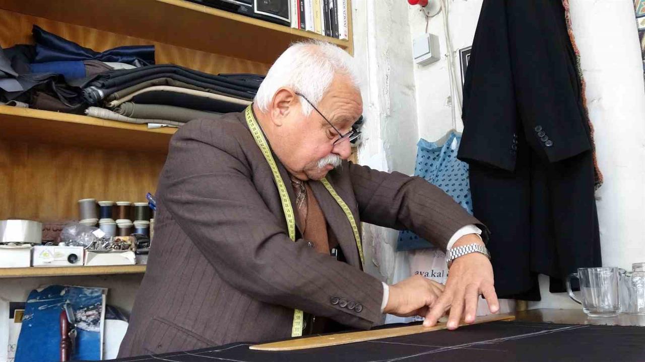 Gaziantep Şahinbey'de 67 Yaşındaki Terzi Ustası, Kitap Okuyarak Dinleniyor