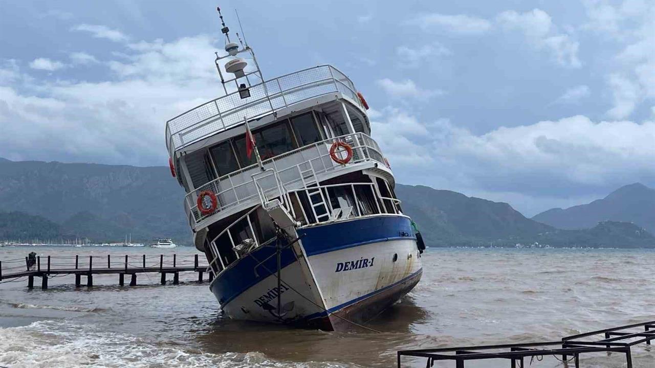 Muğla Marmaris'te Fırtına Sonucu Bir Tekne Karaya Oturdu, 4 Tekne Sürüklendi.