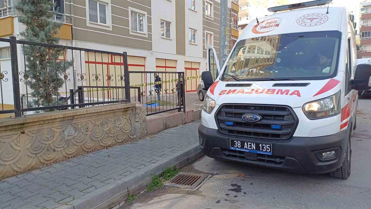 Kayseri Talas'ta 8. Kattan Düşen Kadın Hayatını Kaybetti