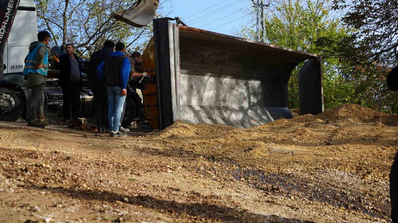 Kocaeli İzmit'te Mıcır Yüklü Kamyonun Damperi Devrildi, Sürücü Bayıldı