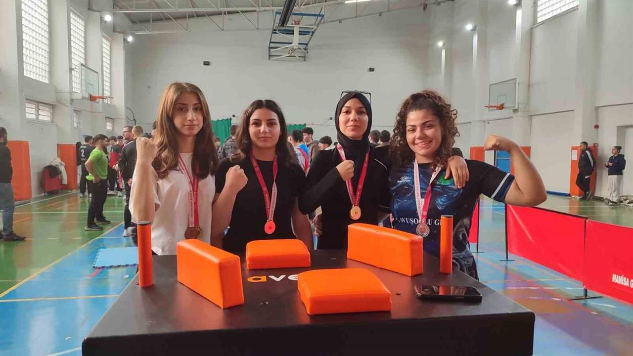 Manisa Salihli'deki Bilek Güreşi İl Birinciliği Müsabakalarında İmam Hatipli Kızlar 7 Madalya Kazandı