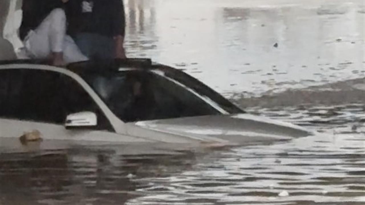 Antalya Demre'de Sağanak Yağış Nedeniyle Bir Araçta 2 Kişi Mahsur Kaldı