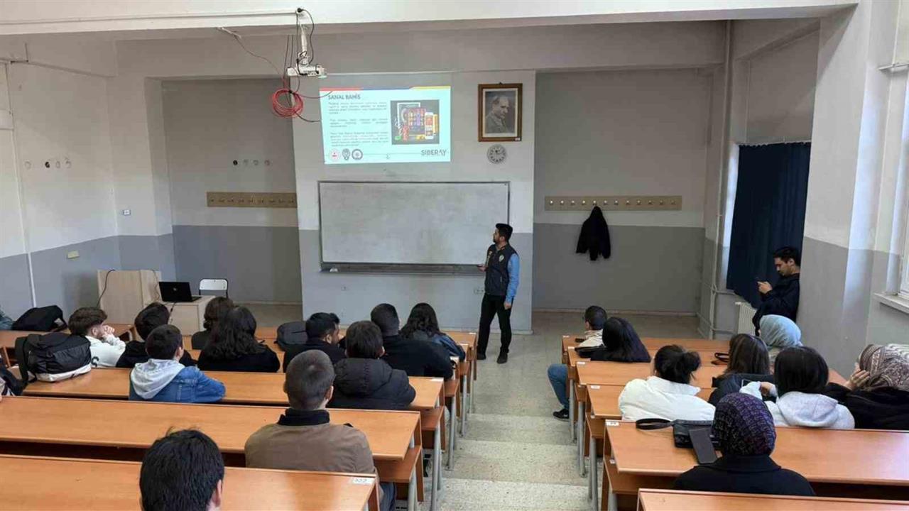 Karabük'te KBÜ Öğrencilerine Siber Güvenlik ve İnternet Bilinci Eğitimi Verildi