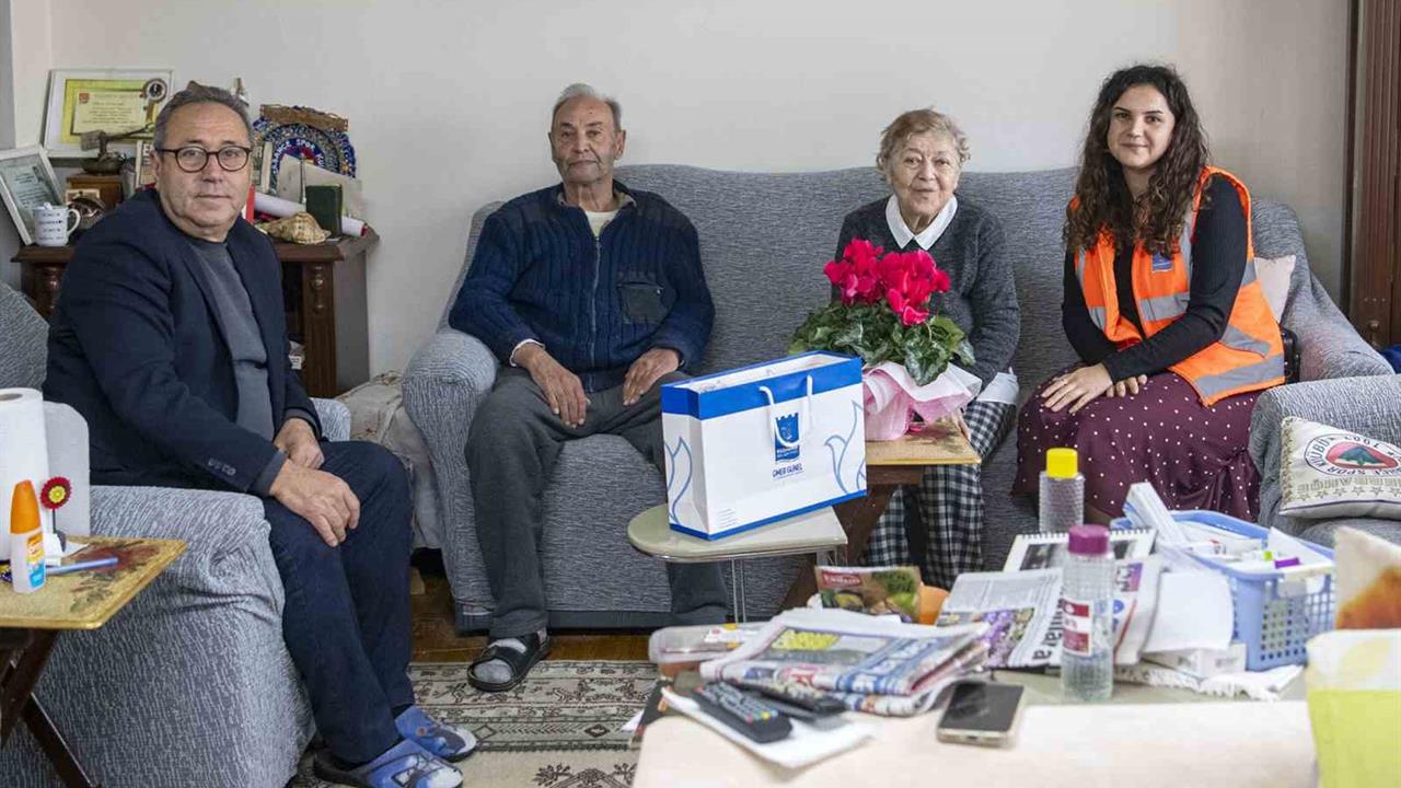 Kuşadası’nda Engelli Osman Amcaya Yapılan Ziyarette Duygusal Anlar Yaşandı