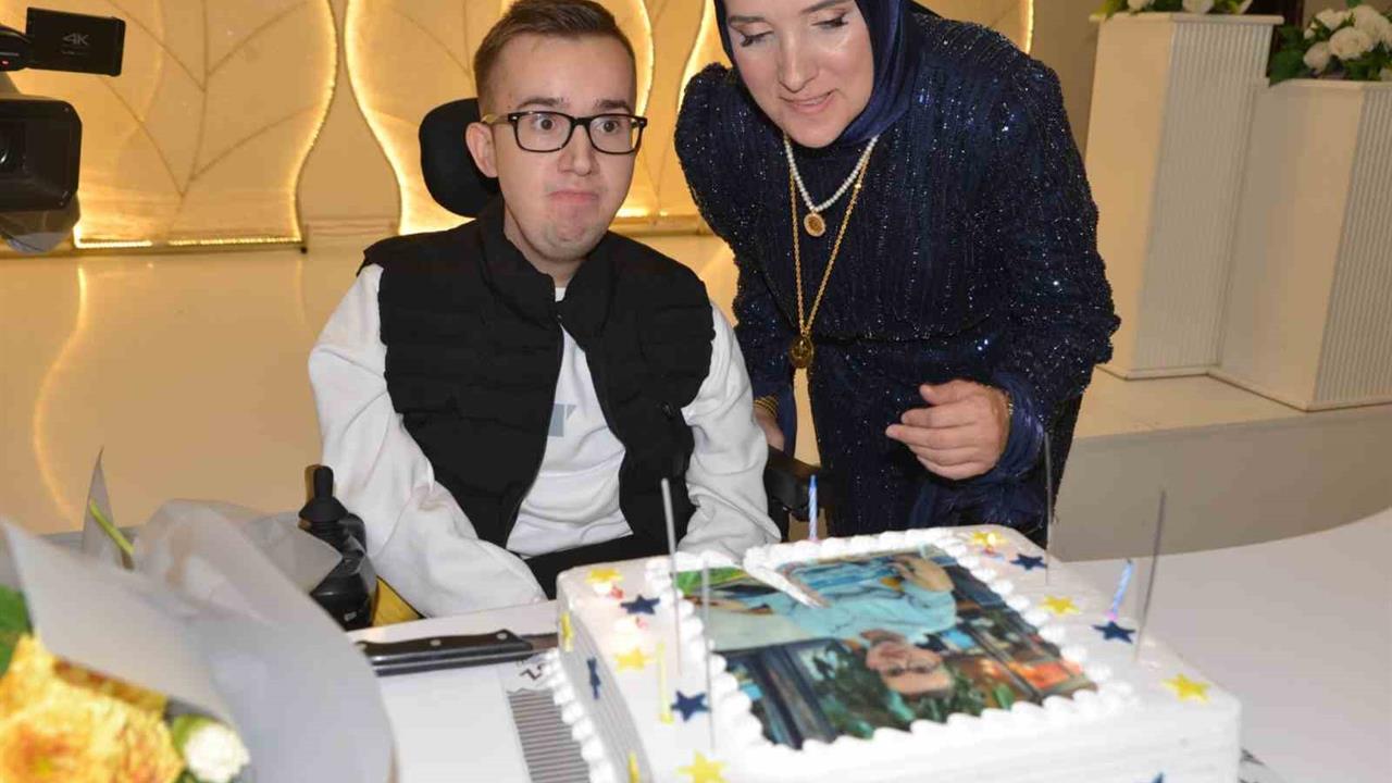 Sakarya Akyazı'da 23 Yıldır Kas Hastalığıyla Mücadele Eden Halilcan İçin Düğün Gibi Doğum Günü Yapıldı