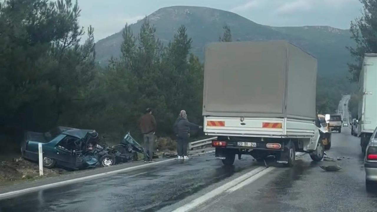 İzmir Menderes'te Kamyonet ile Otomobilin Çarpışması Sonucu 2 Kişi Hayatını Kaybetti